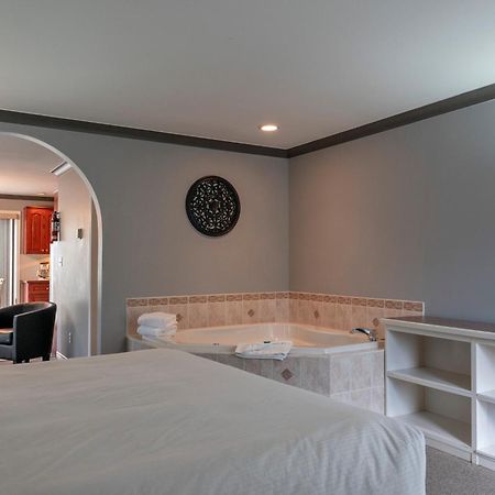 Tiki Shores Inn & Suites Penticton Bagian luar foto