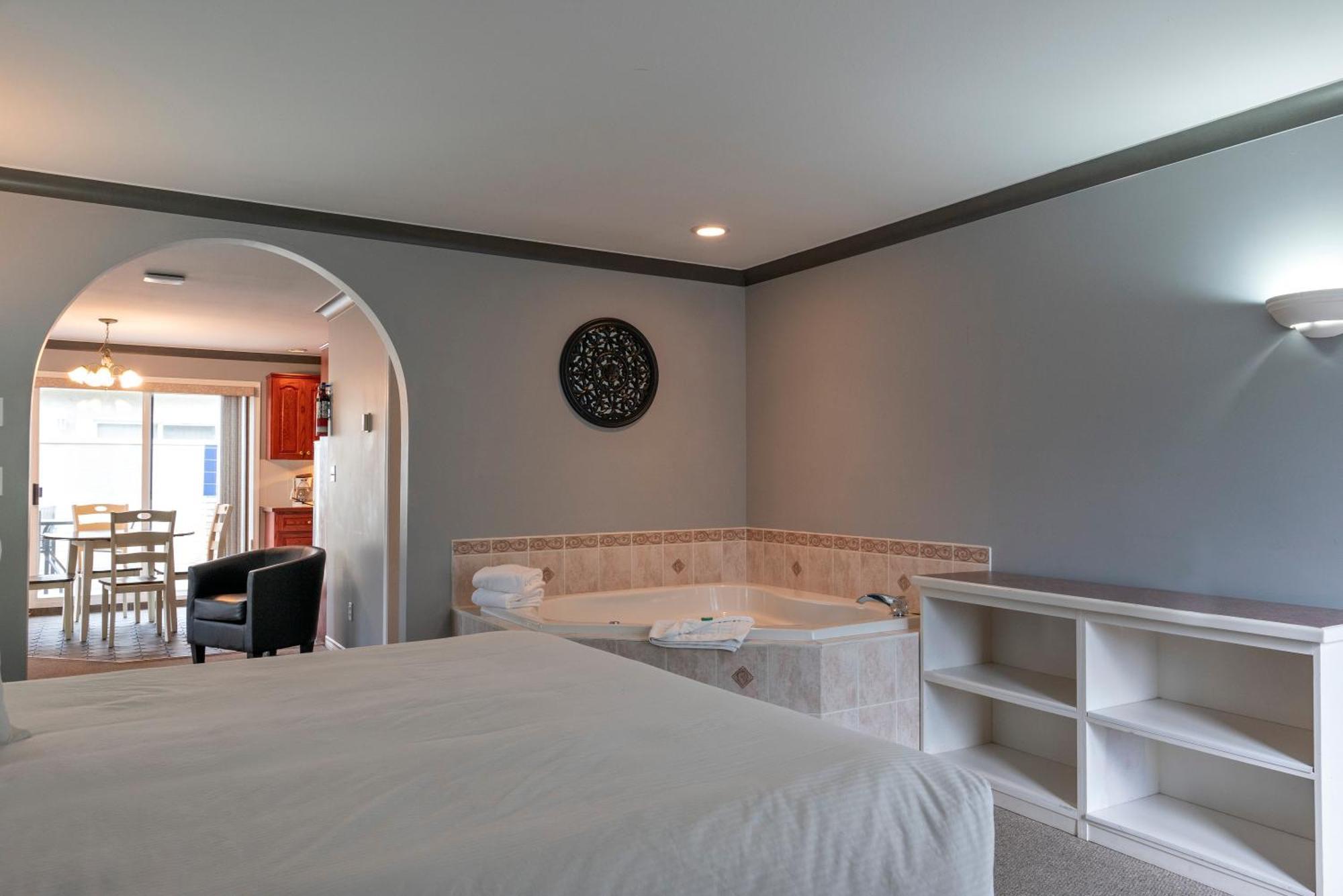 Tiki Shores Inn & Suites Penticton Bagian luar foto