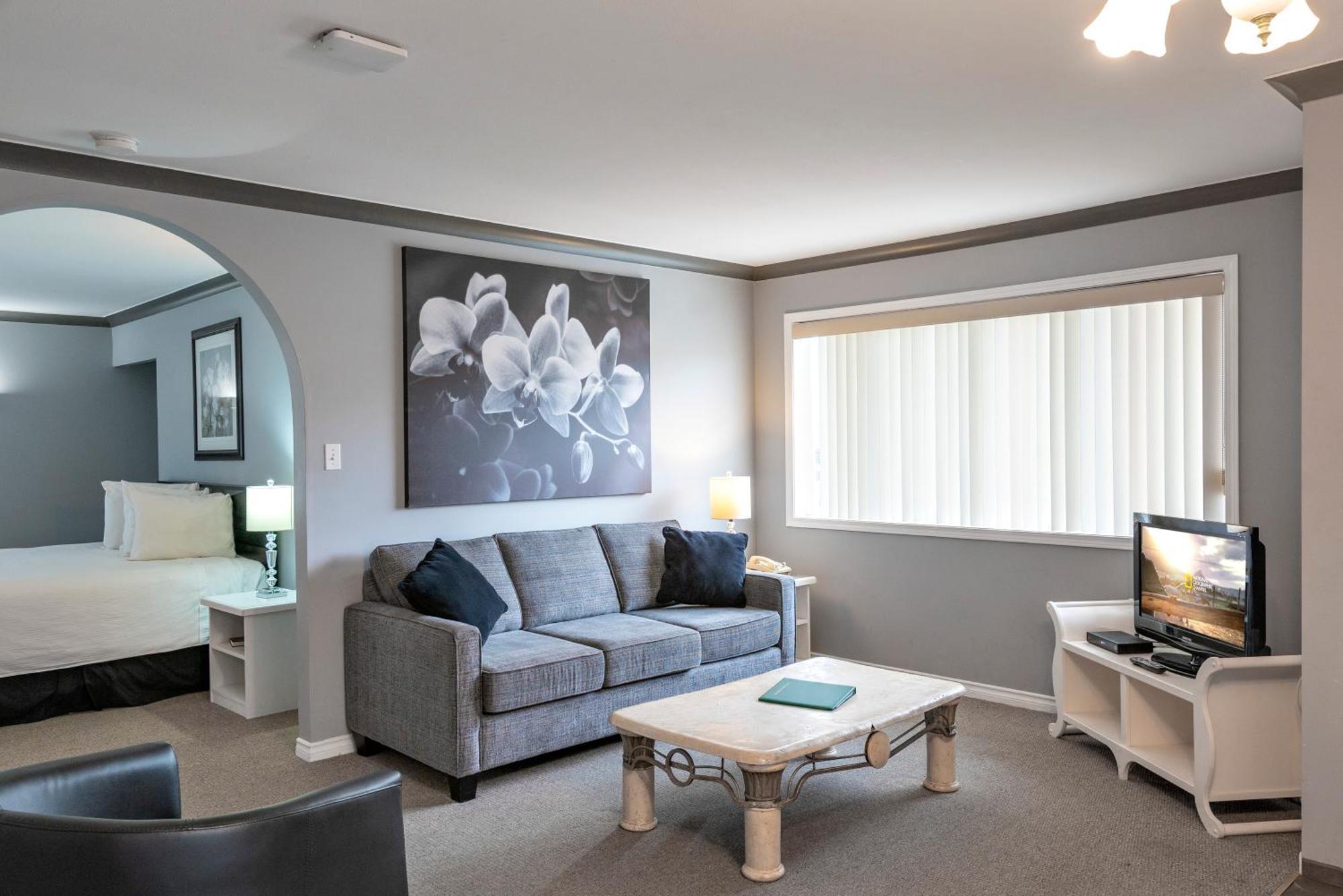 Tiki Shores Inn & Suites Penticton Bagian luar foto