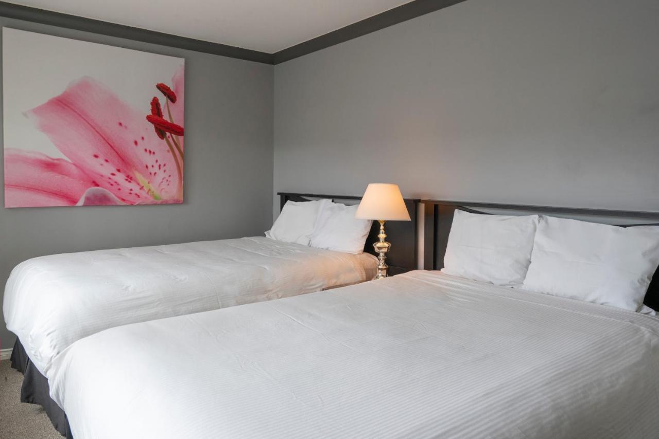 Tiki Shores Inn & Suites Penticton Bagian luar foto