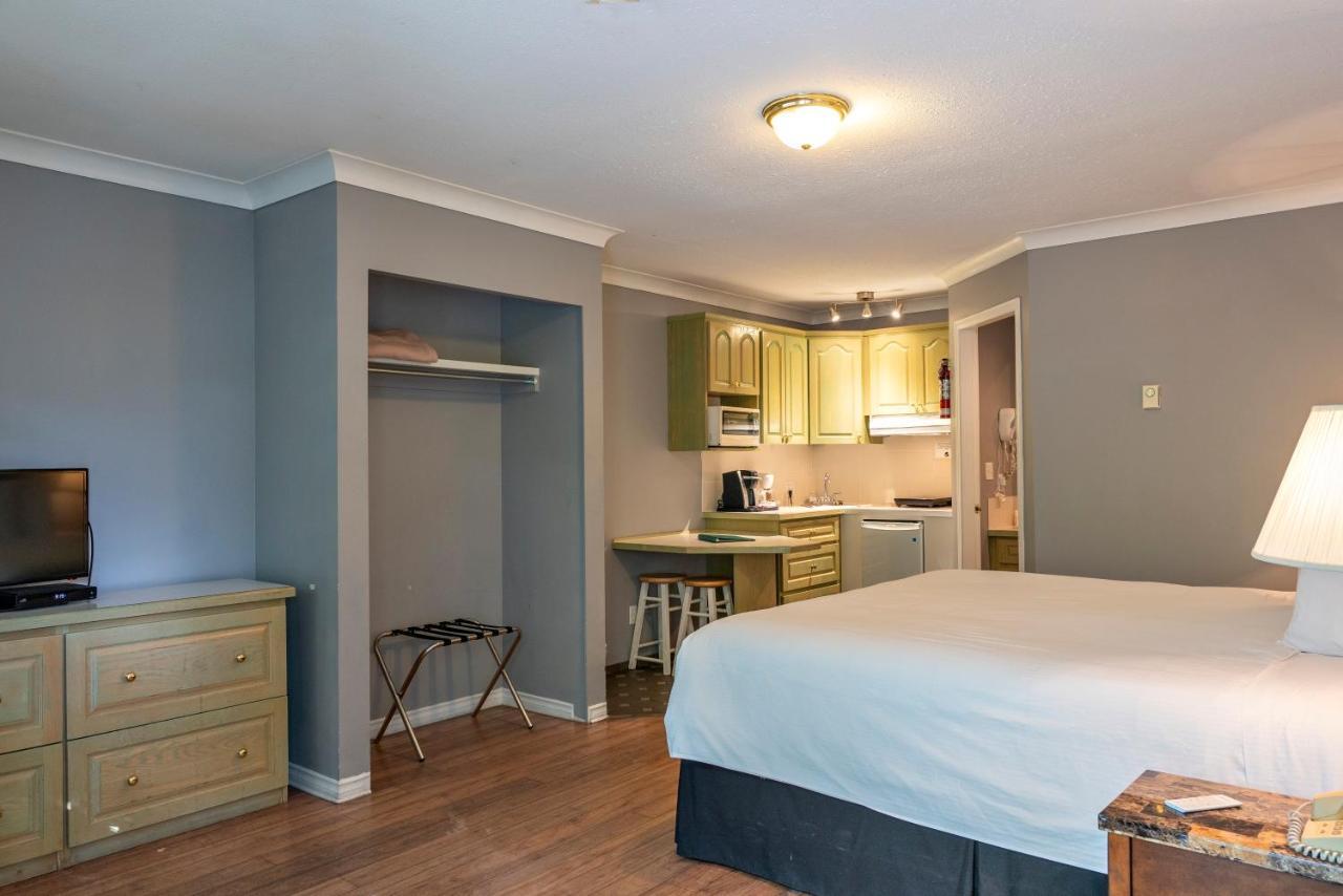Tiki Shores Inn & Suites Penticton Bagian luar foto