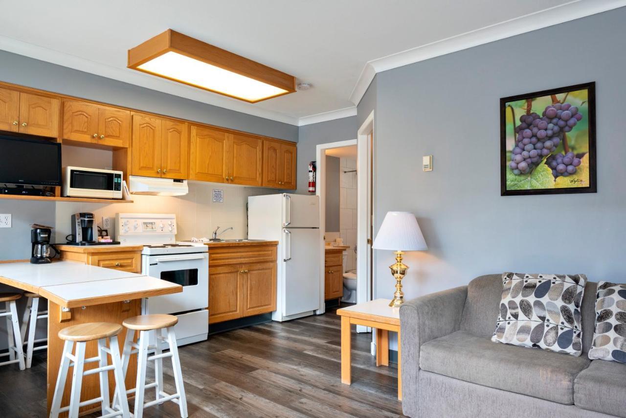Tiki Shores Inn & Suites Penticton Bagian luar foto
