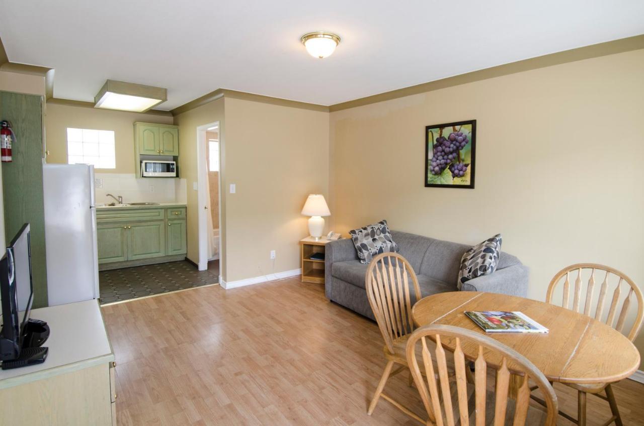 Tiki Shores Inn & Suites Penticton Bagian luar foto